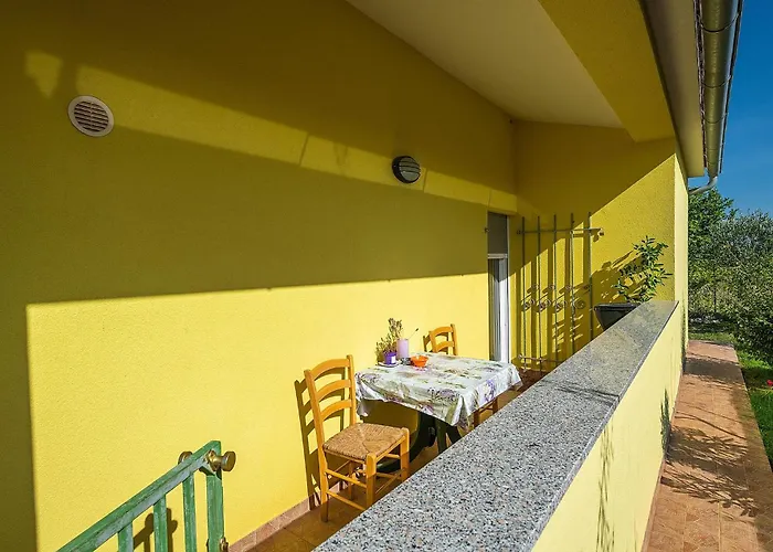 Σπίτι διακοπών In With Wifi Marčana